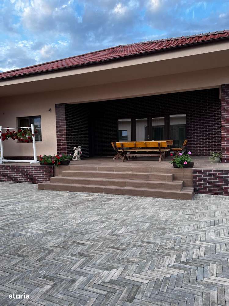 CUMPANA-Central Casa  ideala chiar si pentru 2 familii-404000 euro! - Imagine principală: 4/10