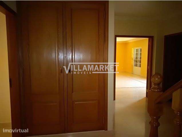 Moradia V3 da banca situada na Urbanização Quinta Vale Verde em Benave-17