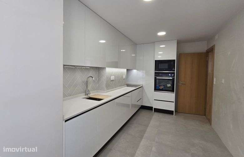 T3 Remodelado, com cozinha equipada às Portas de Benfica-41