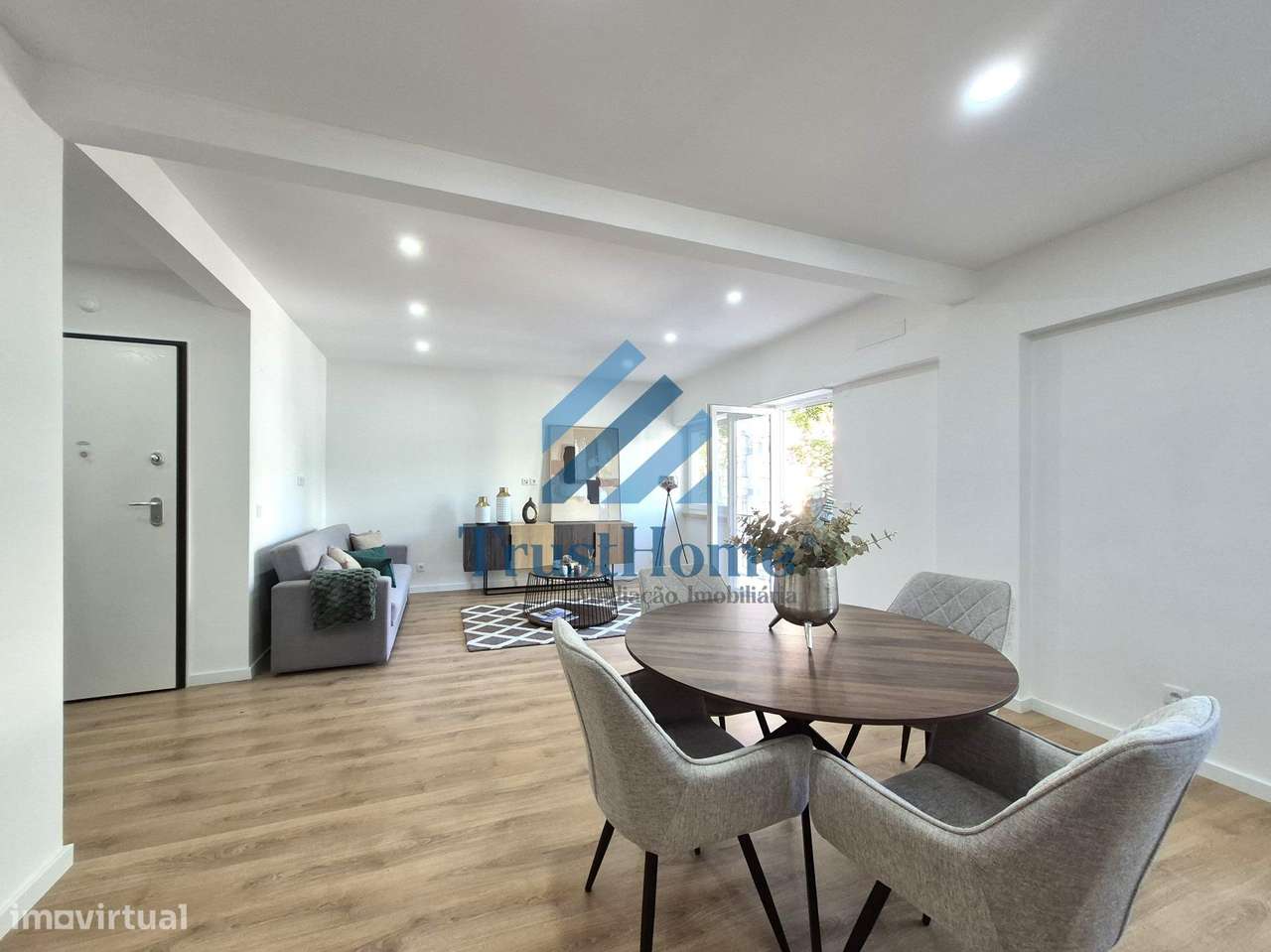 T3 Totalmente Remodelado c/ varanda em Benfica-8