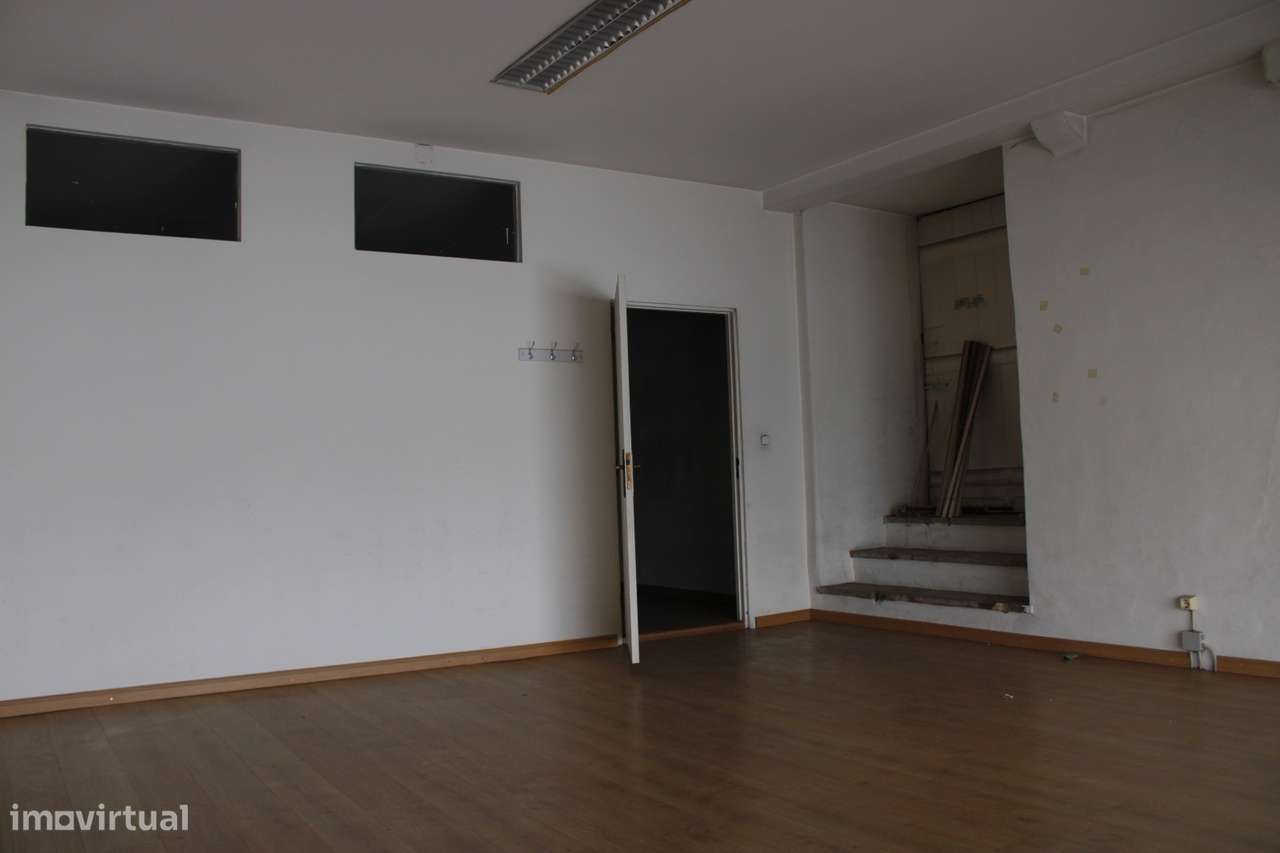 magnifico espaço comercial na Rua da Sofia, junto à Câmara Municipal-10