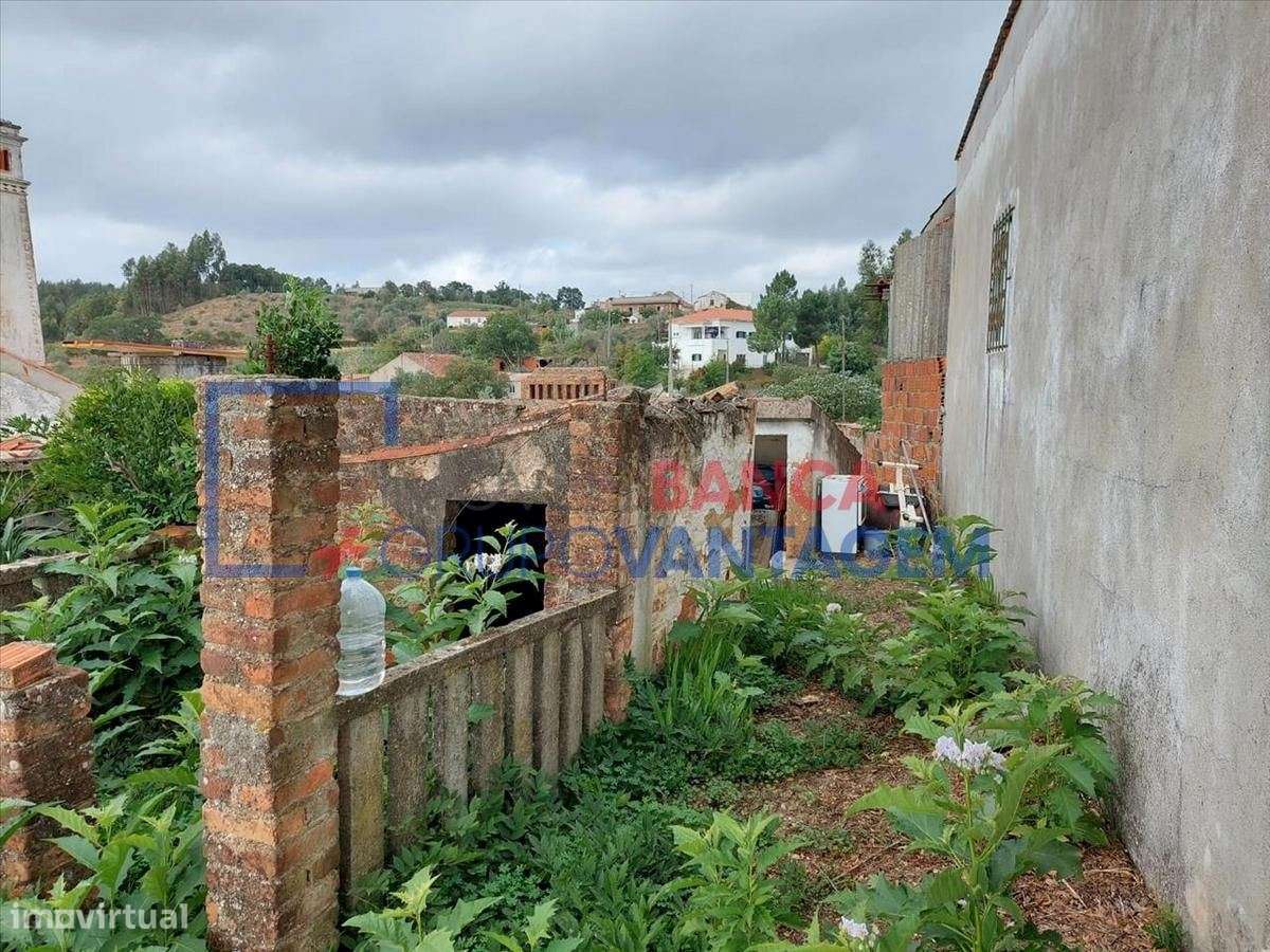 Moradia em Ruina T/3 com 91m2 inserida num lote de 1.180m2 - Praia ... - Grande imagem: 4/14