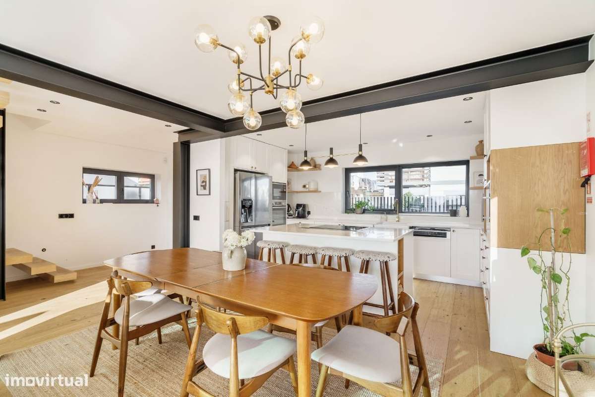 Moradia V3+1 totalmente renovada com vista mar-22