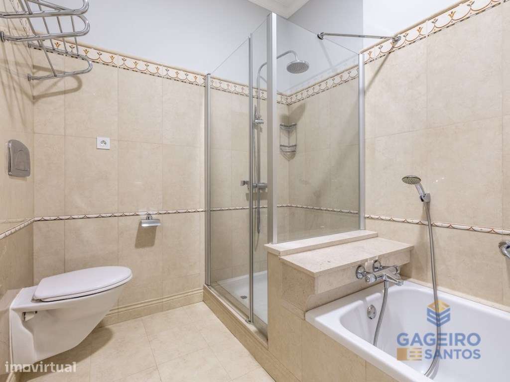 Apartamento Único com Charme Histórico e Conforto Moderno a Passos ...-21