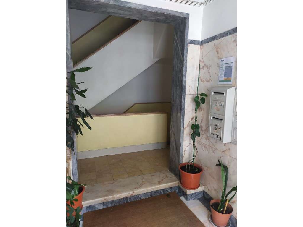 T2 remodelado e semiequipado na Amadora-19