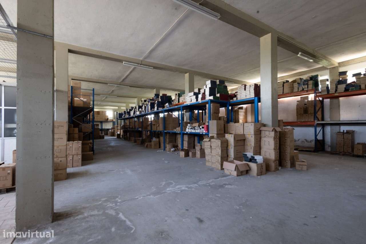 Armazéns com uma área de 5.270m2, em terreno com 14.000m2.-7