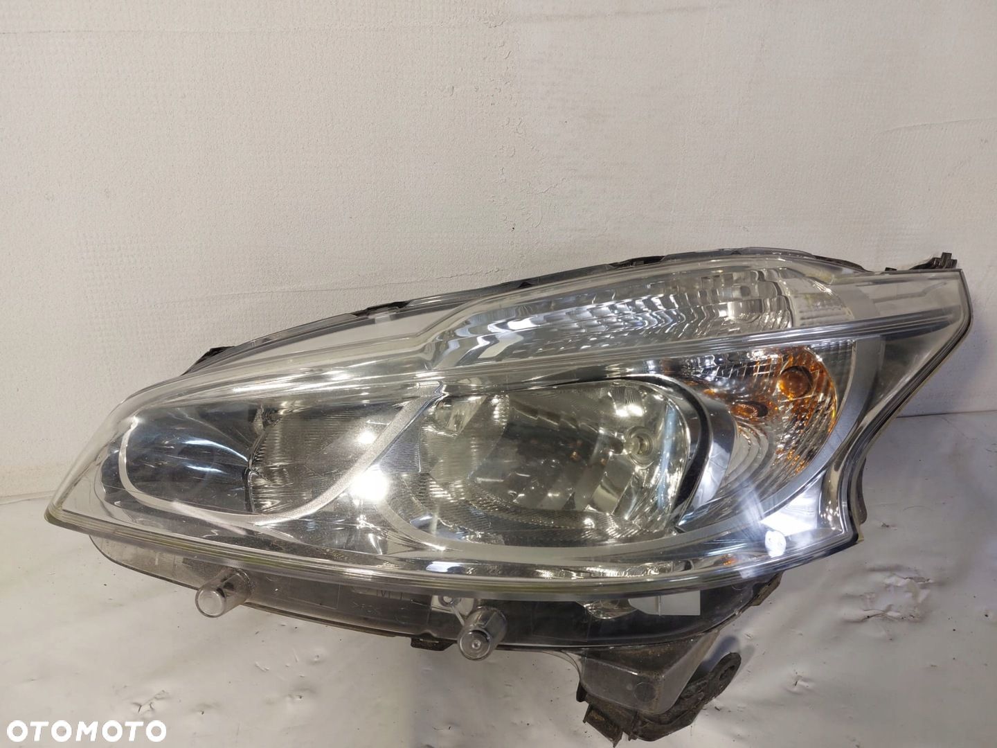 LAMPA LEWY PRZÓD PEUGEOT 208 12-15R EU - 1