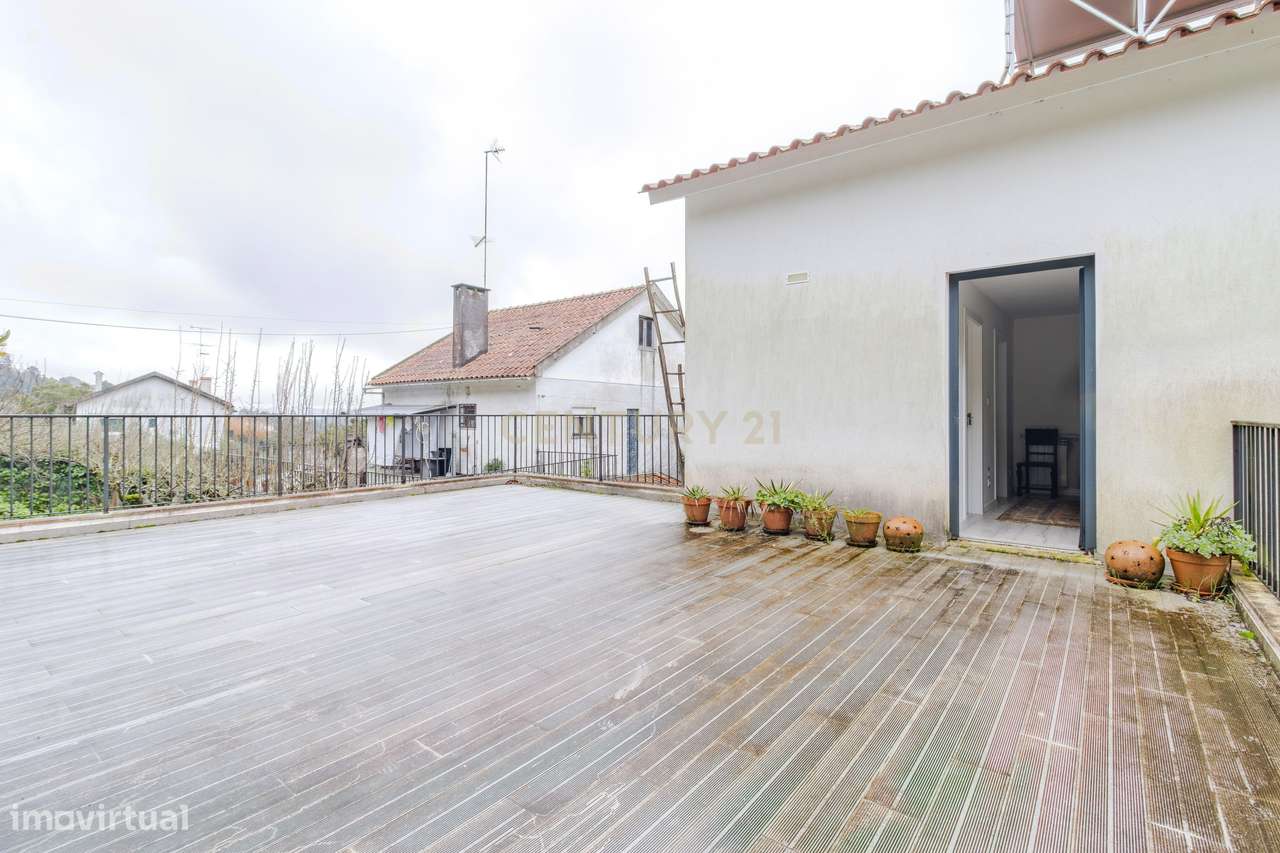 Moradia T3 de arquitetura contemporânea-18