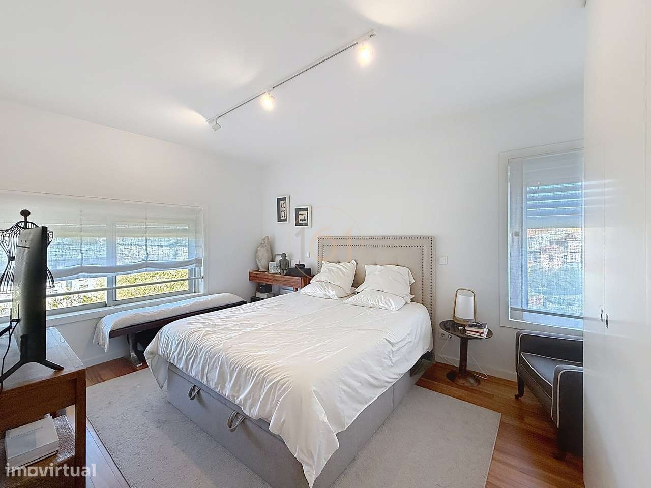 Apartamento T4 Duplex com Terraço e 4 Lugares de Garagem, com Possibil-26
