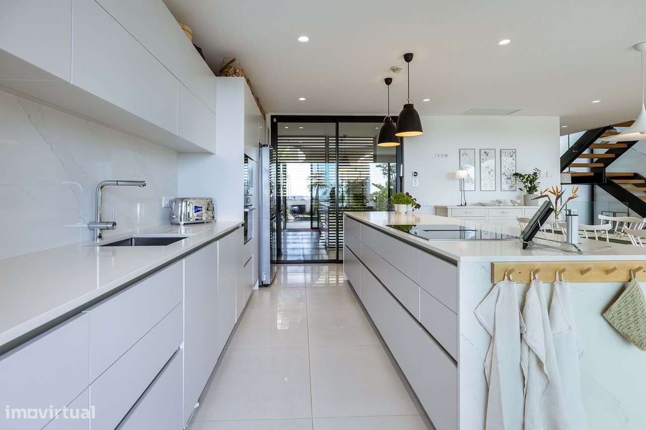 MODERNA E LUXUOSA MORADIA T3 COM PISCINA E GARAGEM PERTO DA MARINA DE-19