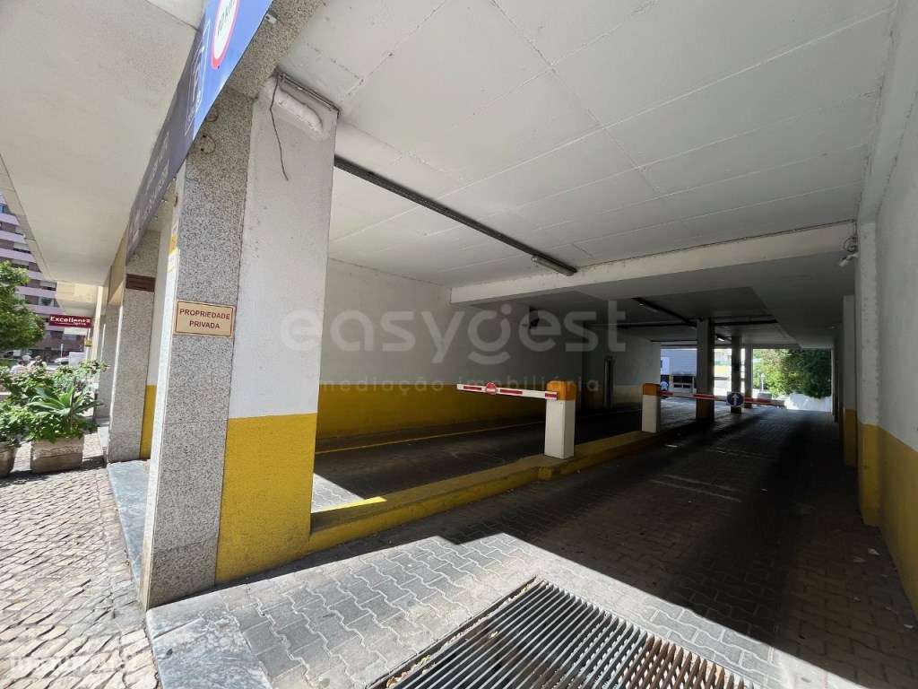 Estacione com comodidade nas Laranjeiras em São Domingos de Benfica - Grande imagem: 4/8