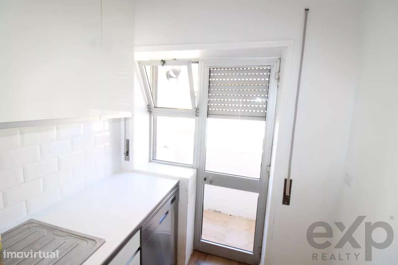 BAIXA DE PREÇO - Excelente T2 Renovado no Candal-10