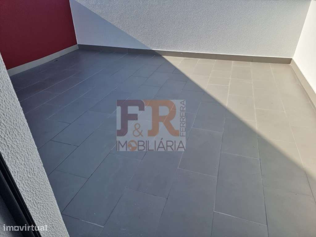 Moradia Geminada T3 com garagem e Terraço Quinta do Conde Sesimbra-8