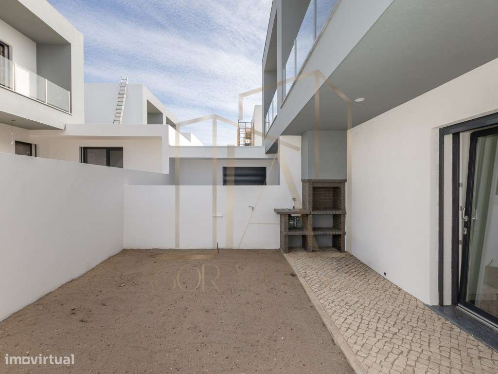 Moradia Geminada T3 com Suíte e Ótimo Espaço Exterior-41