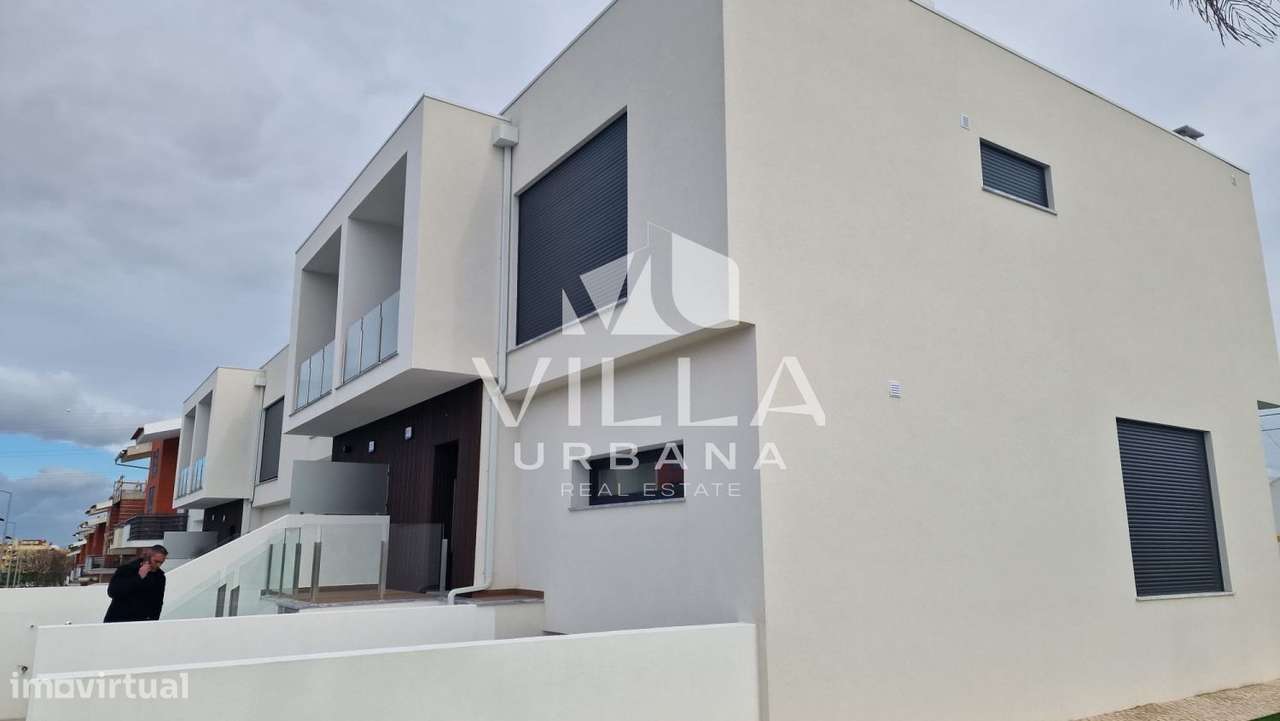Moradia T3+1 no Centro da Charneca da Caparica-31