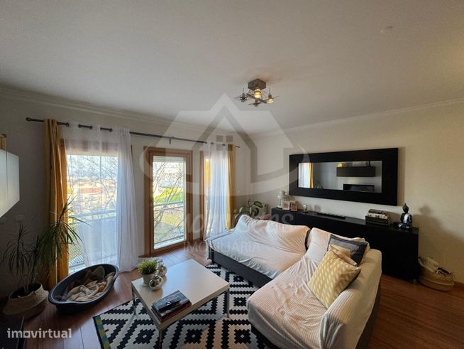 Apartamento T3 com garagem no Parque das Oliveiras, Camarate-0
