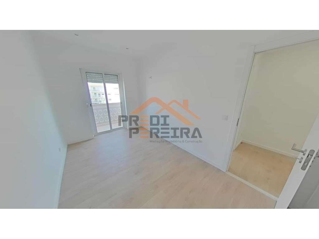 Situado em Odivelas, T3 remodelado.-20
