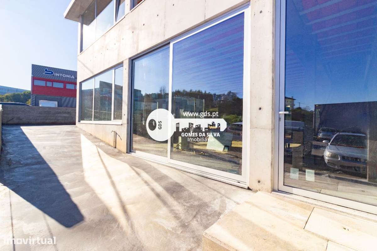 Pavilhão/ Armazém novo com 365m2 próximo da entrada da AE-9