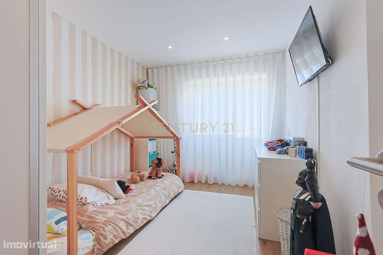 T3 Remodelado com Varanda e Vista para Lisboa – Torre da Marinha, Seix-21