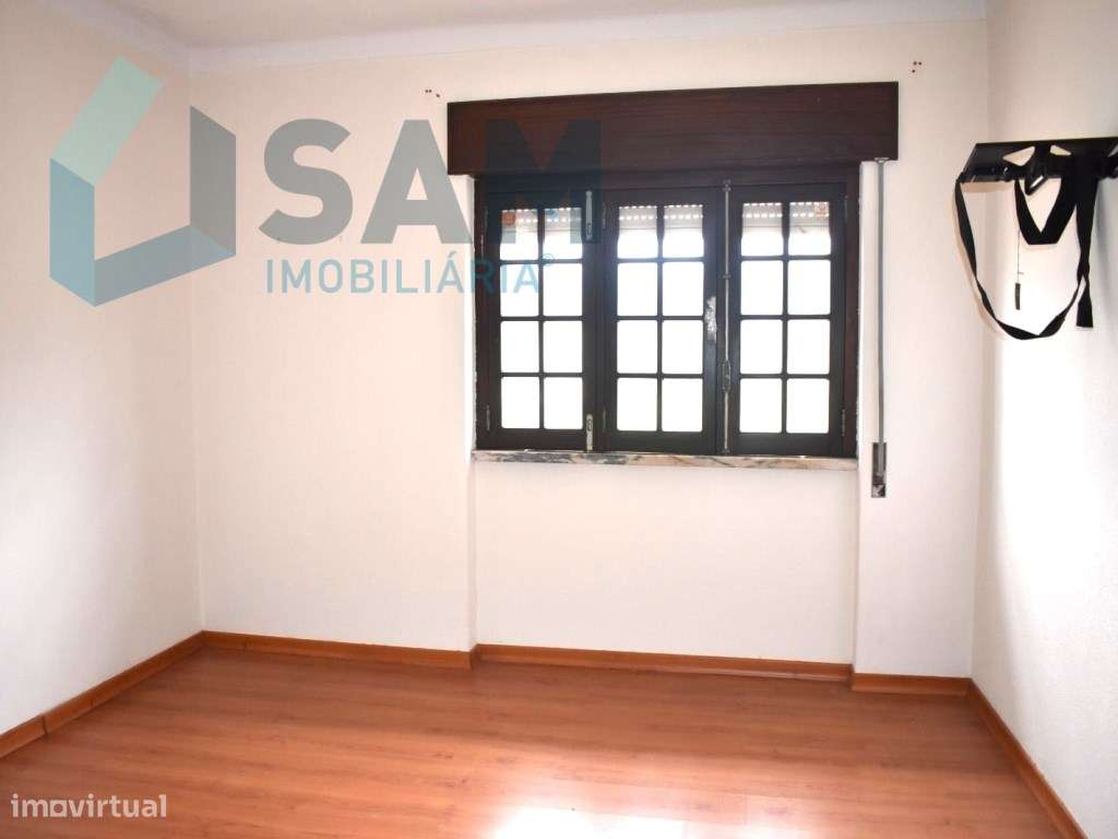 Moradia T4, localizada em Maxial-18