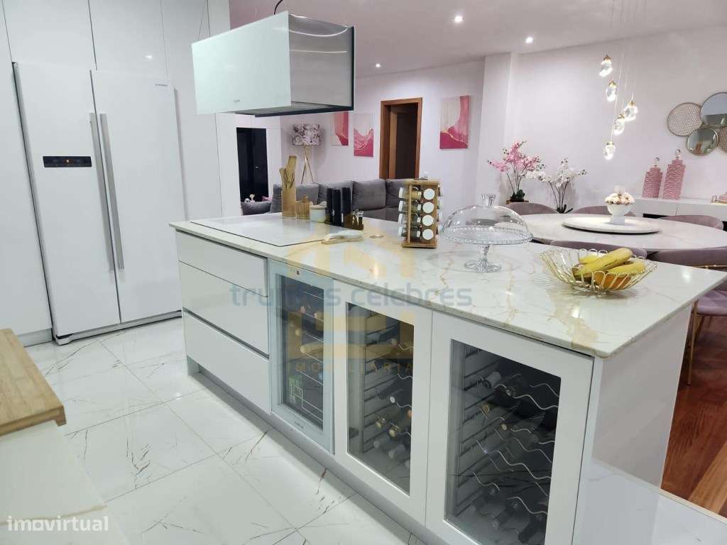 Apartamento T3 em Condomínio Fechado com Piscina a 200 metros da Pr... - Grande imagem: 2/12