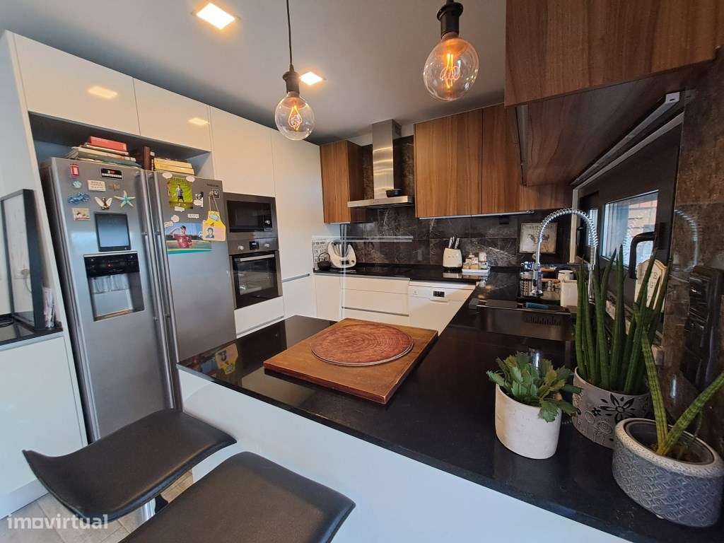 Moradia geminada T4, arquitetura contemporânea com garagem e piscin... - Grande imagem: 5/42