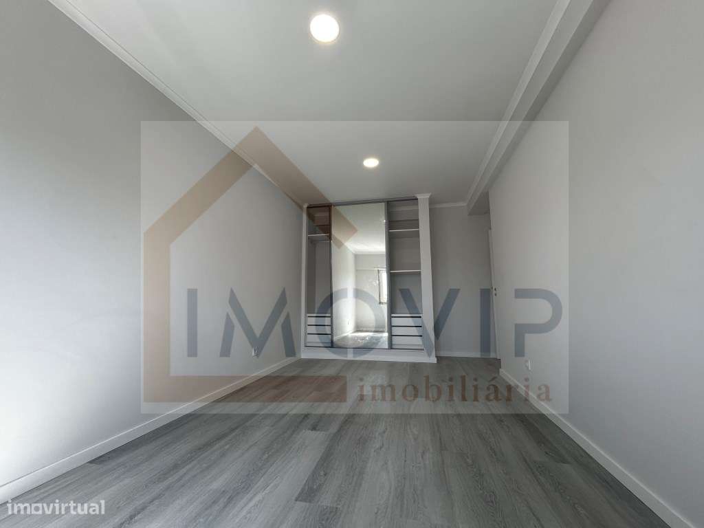 Apartamento T4 Totalmente Remodelado na Amora-7