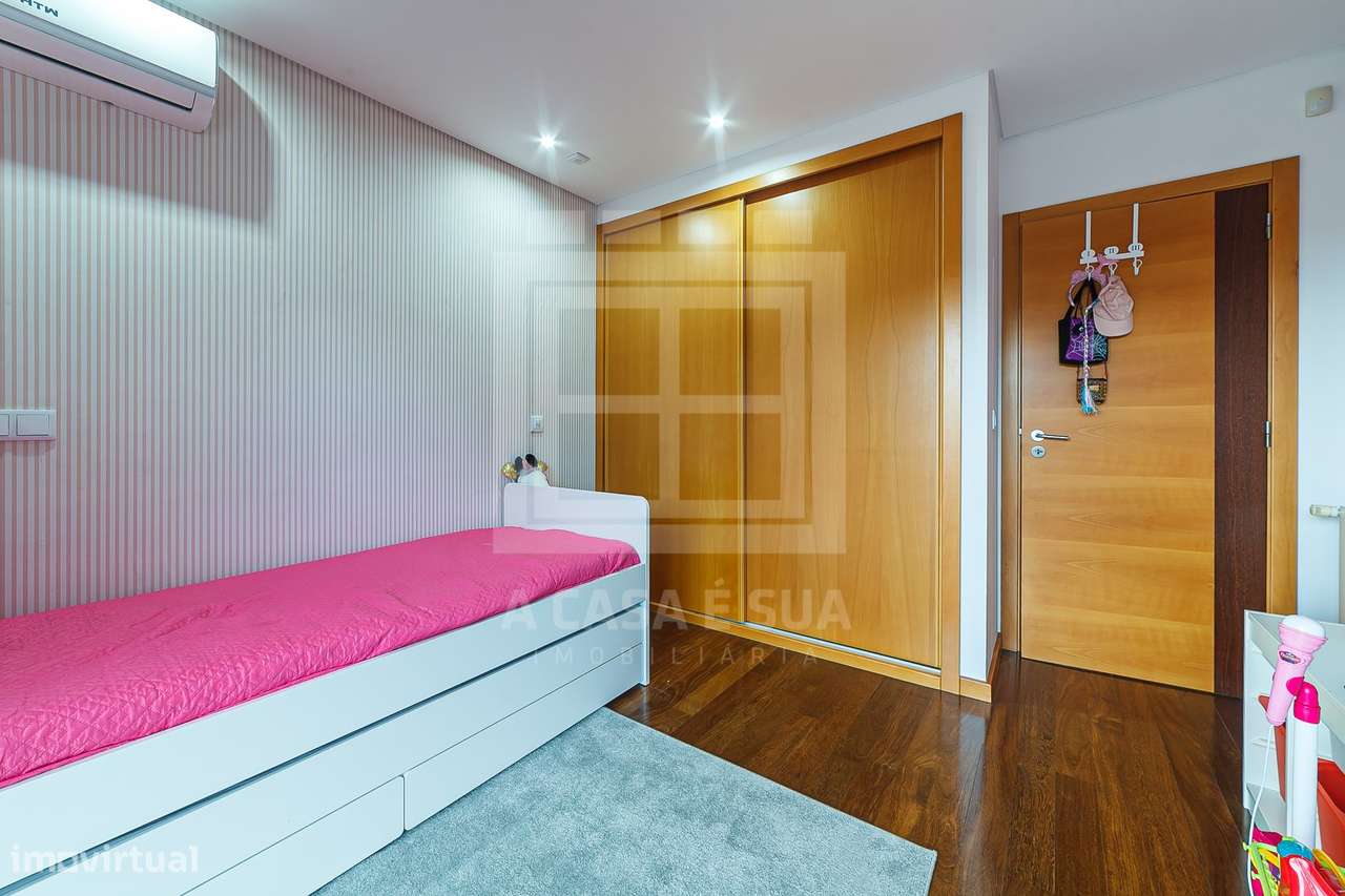 MORADIA T4+1 C/PISCINA EM COND FECHADO 3 FRENTES-12