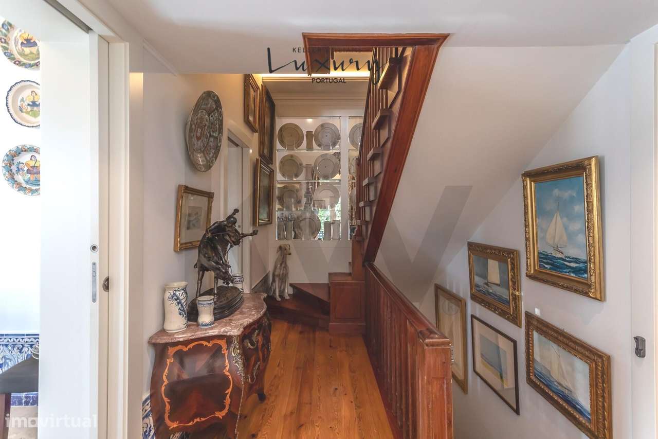 Moradia T4 com Jardim e Piscina para venda no centro do Estoril - Grande imagem: 4/52