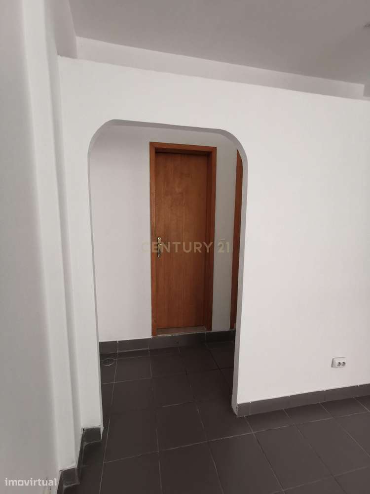 Vende-se loja com cave - Rua D.- Sancho I - Almada - Grande imagem: 4/13