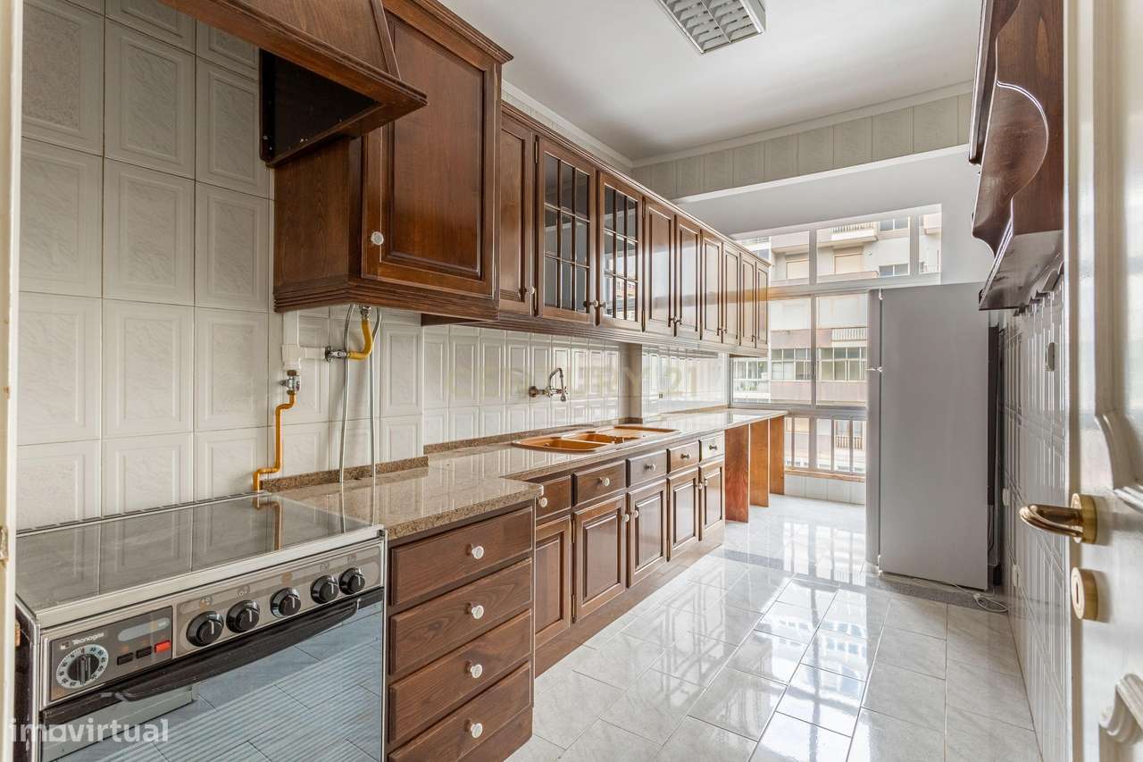 Apartamento T2 em Benfica para arrendamento, com 2 WC's, Varandas e Ga - Grande imagem: 2/28