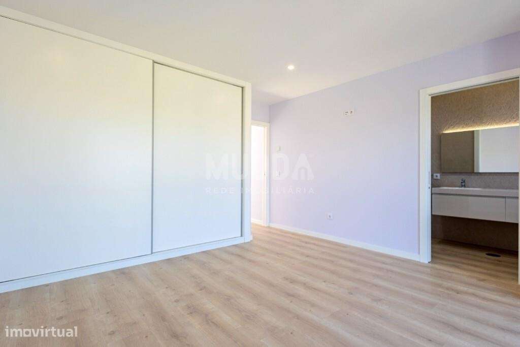 Moradia T4 com Design Contemporâneo e Acabamentos Premium-11