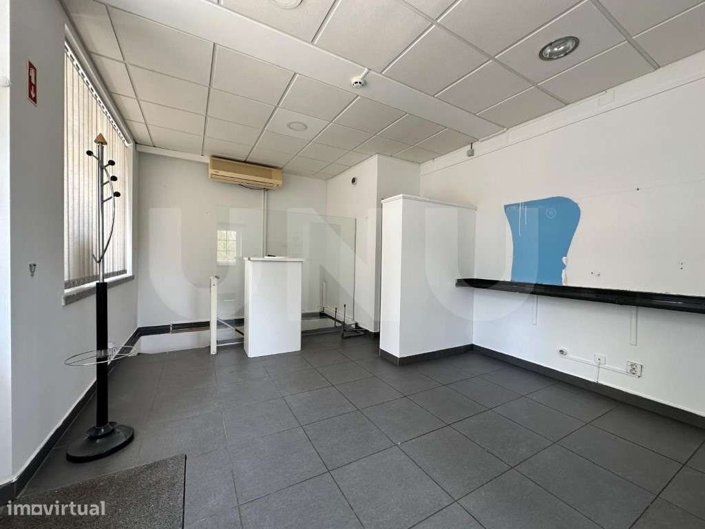 Espaço comercial com dois pisos e garagem box com potencial de conv... - Grande imagem: 4/25