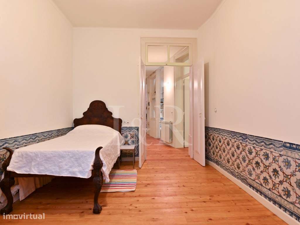 Apartamento T3 renovado no centro histórico de Lisboa-27