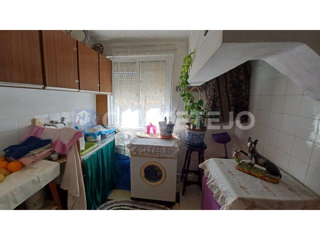 Prédio com habitação, armazém, e logradouro a 3 minutos de Tomar.-37