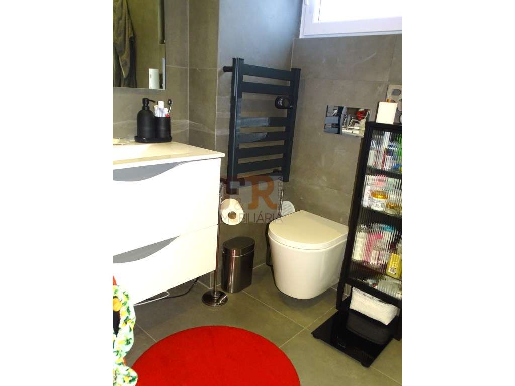 Semi-Nova Geminada Duplex T3 com Piscina Fernão Ferro-36