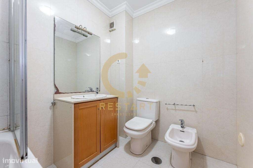 Apartamento T3 com excelente exposição solar, box fechada e junto ao m-45