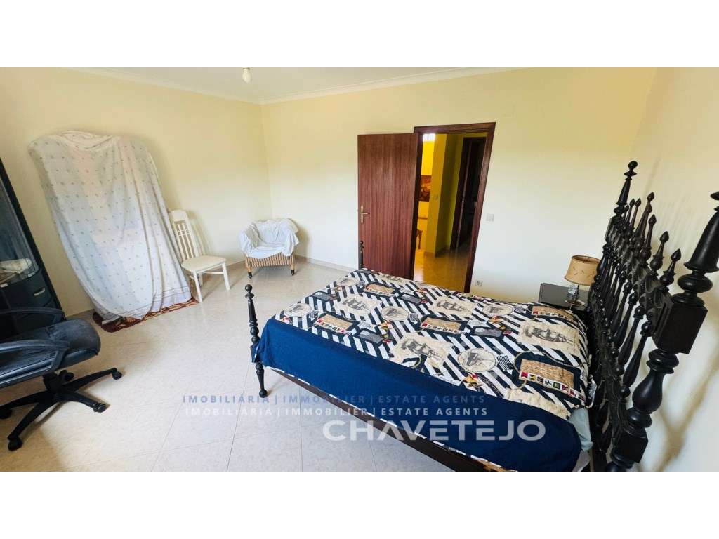 Quintinha T4 com Amplas zona para Oficinas, Terreno Plano e Enorme ...-37