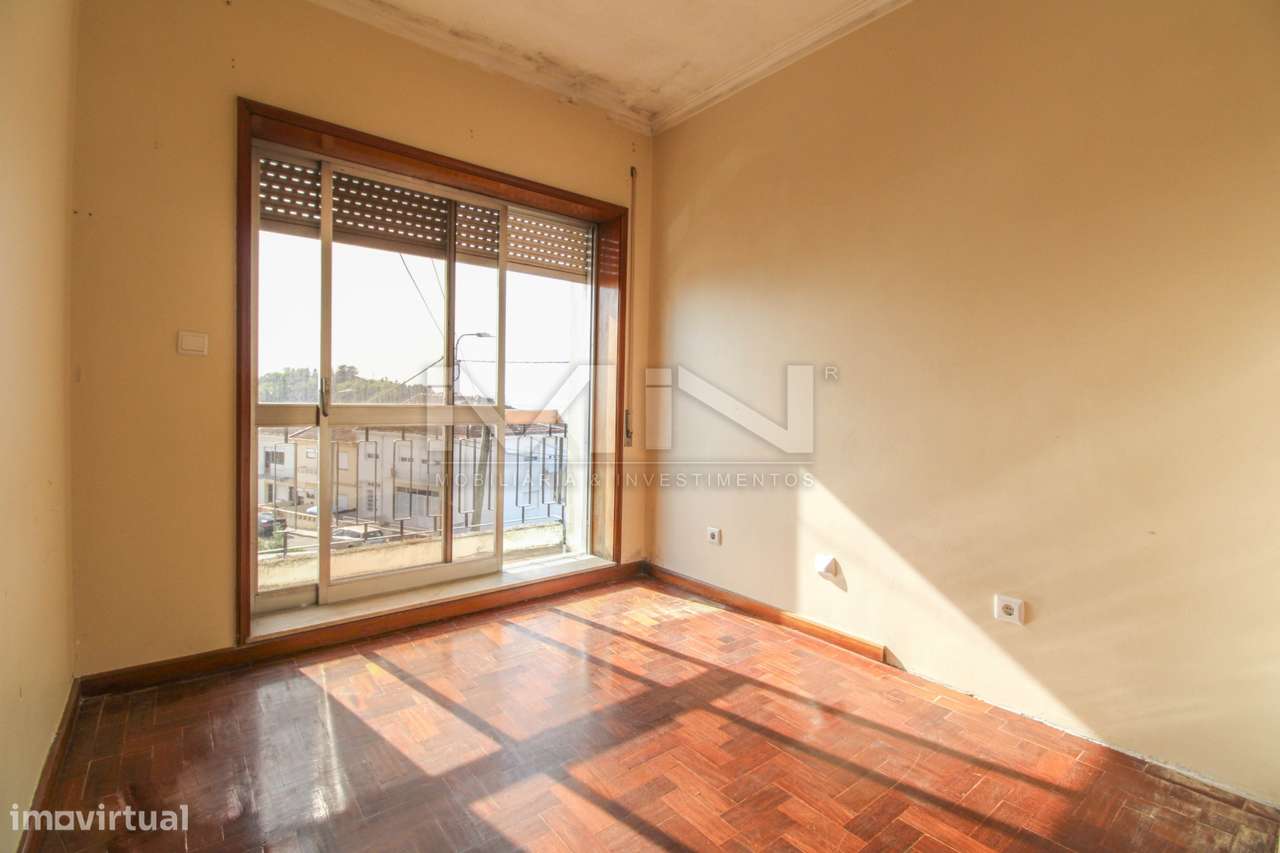 Moradia de 3 Frentes com Vista Panorâmica no Coração de Gondomar-19