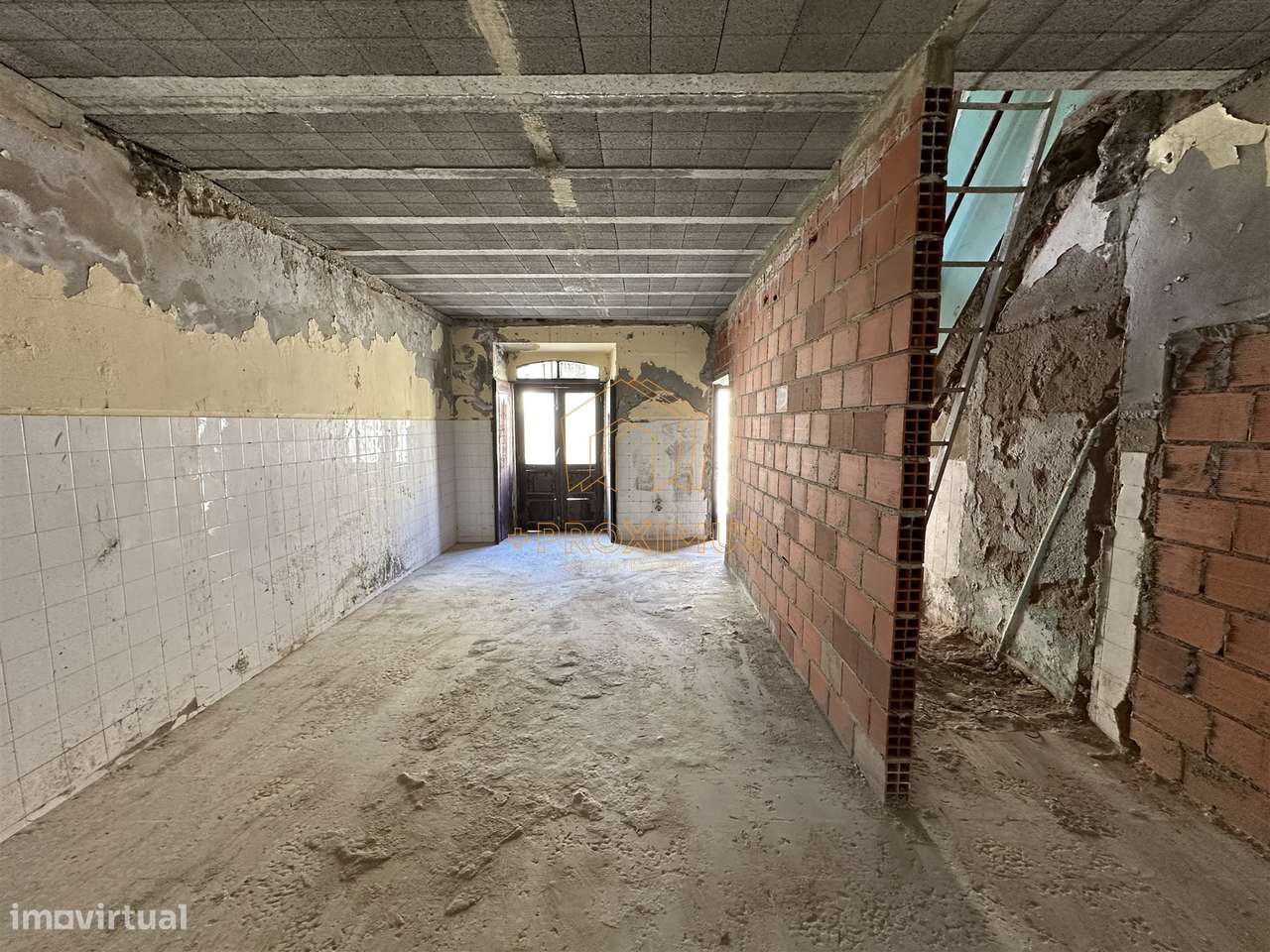 Moradia p/ restaurar c/ vista mar-18