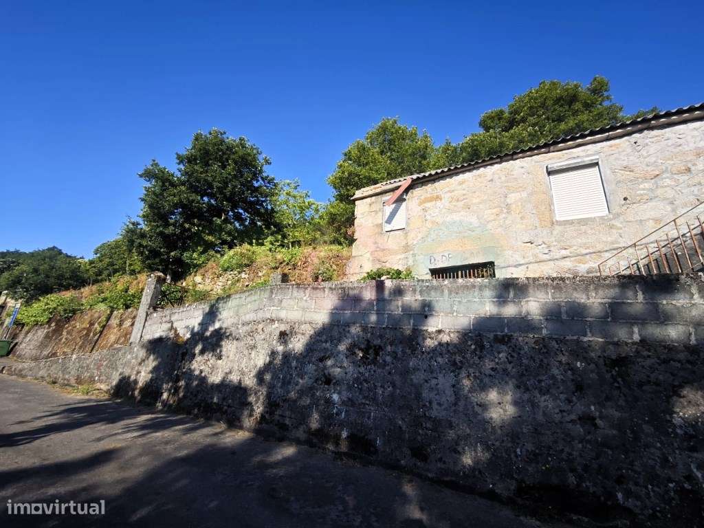 Moradia T3 com terreno em Vilar de Cunhas-41