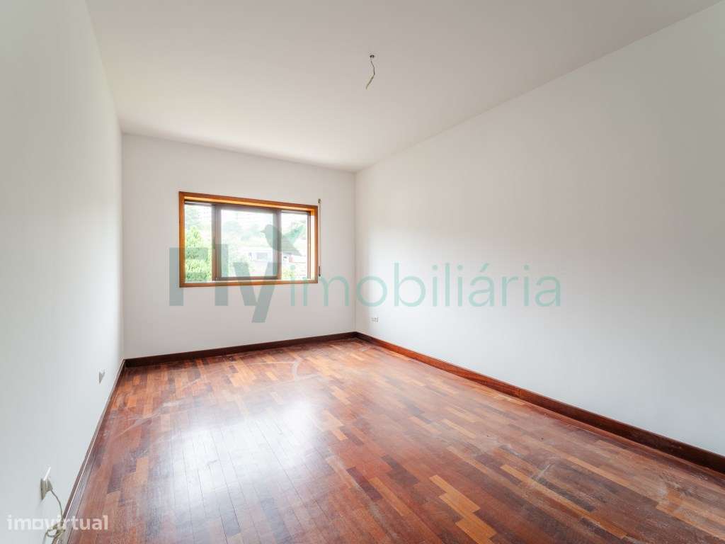 Excelente Apartamento T4 com Suite e Lugar de Garagem para 2 Carros-44