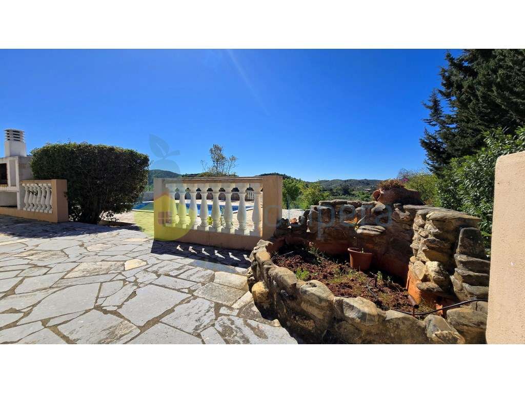 Moradia V4 com piscina e uma vista deslumbrante-40