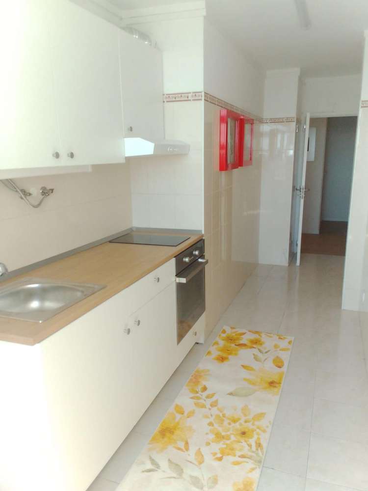 Apartamento T2 em Massamá Renovado com varanda e elevador-0