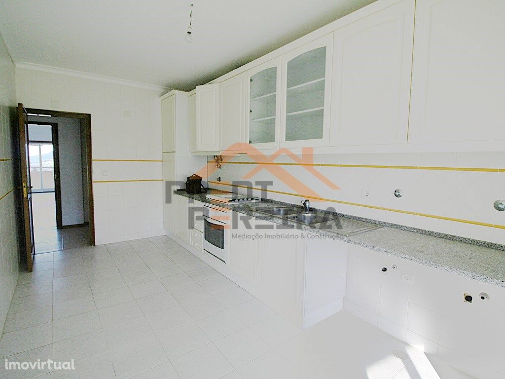 Apartamento T3 , remodelado, com garagem, situado no Sobr...