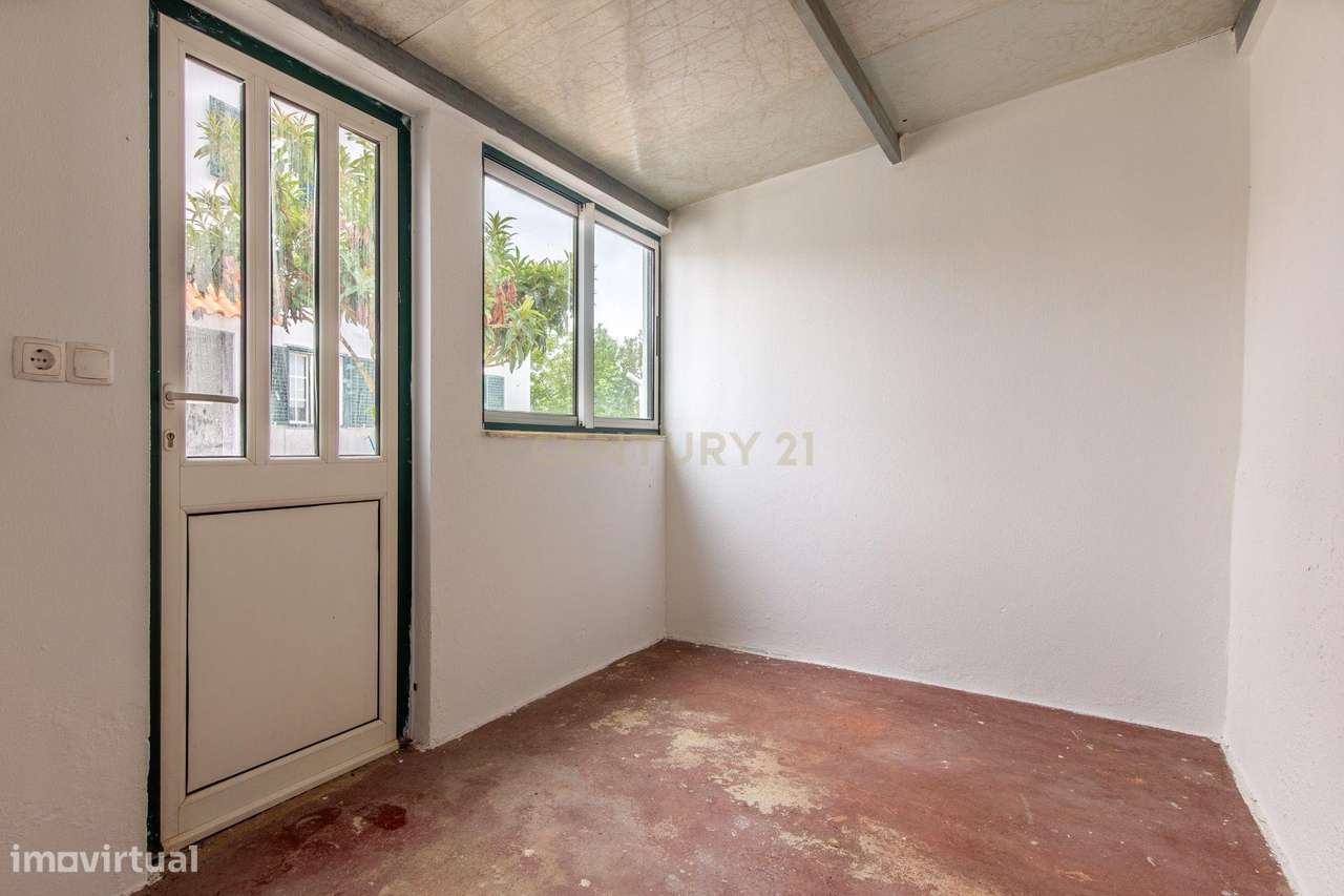 MORADIA BIFAMILIAR T2 + T2 COM GARAGEM E AMPLO ESPAÇO EXTERIOR.-34