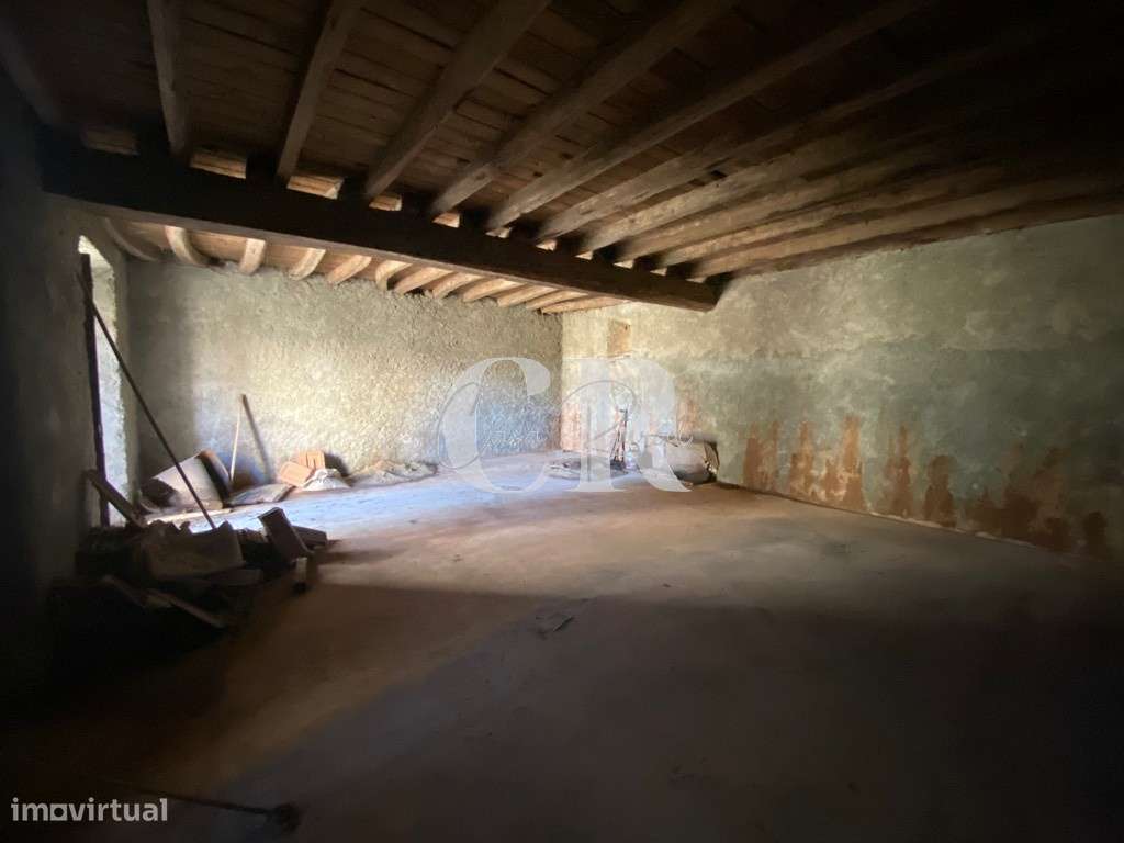 Casa de campo isolada em pedra com terreno-7