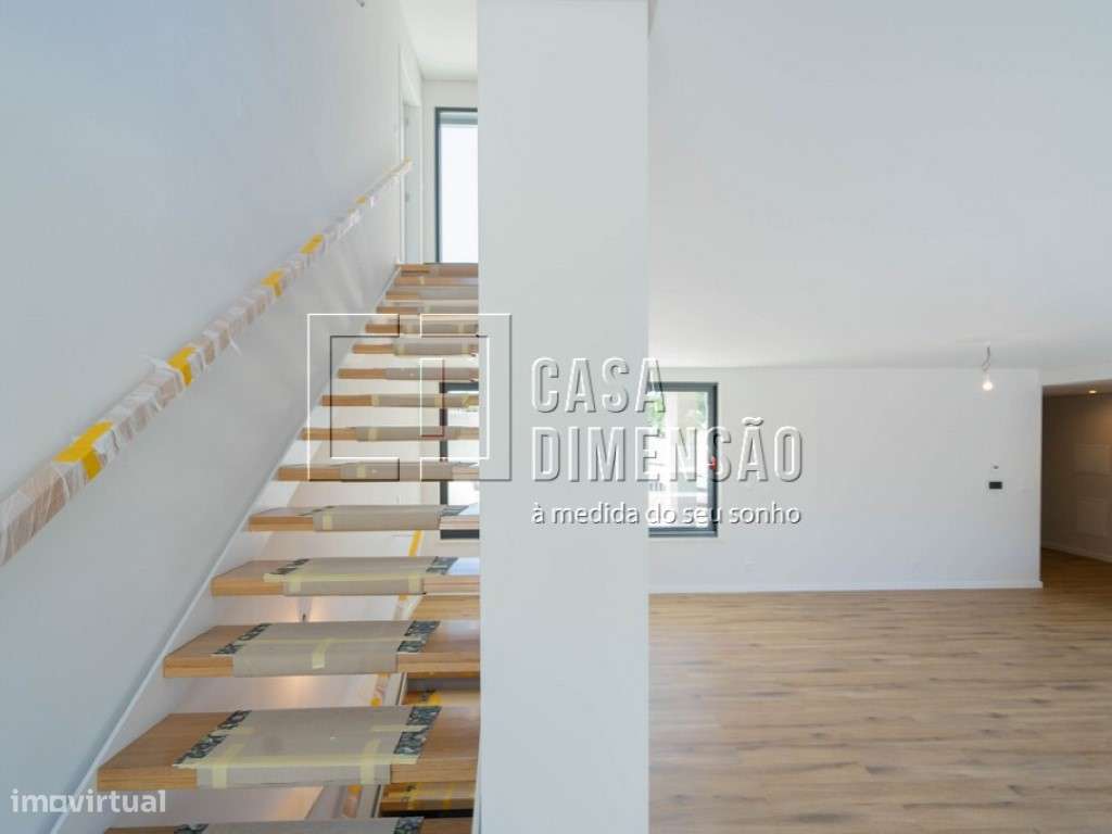 Moradia de Arquitectura Moderna de tipologia T3+1 em Oeiras com Pis...-24