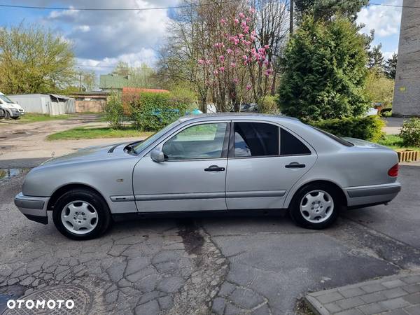 Mercedes-Benz Klasa E 200 Classic - 11