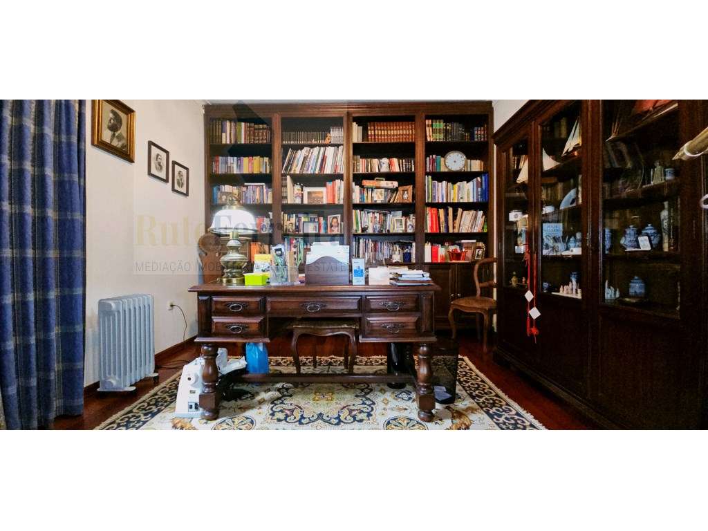 Moradia T5 com jardim privado e garagem !!-17